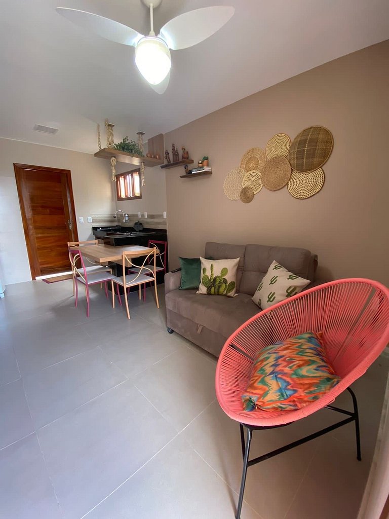 Casa com 2/4 Semi-Suítes e Acesso à Piscina