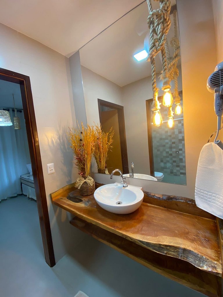 Casa com 2/4 Semi-Suítes e Acesso à Piscina
