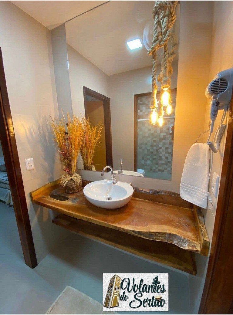 Casa com 2/4 Semi-Suítes e Acesso à Piscina