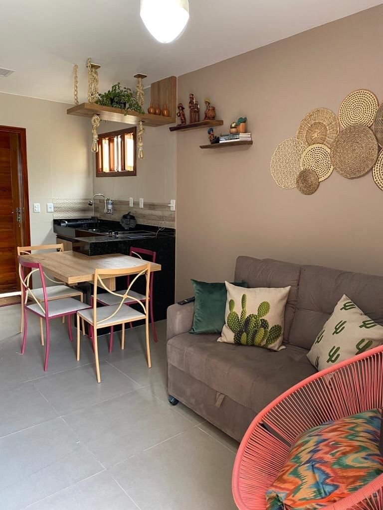 Casa com 2/4 Semi-Suítes e Acesso à Piscina