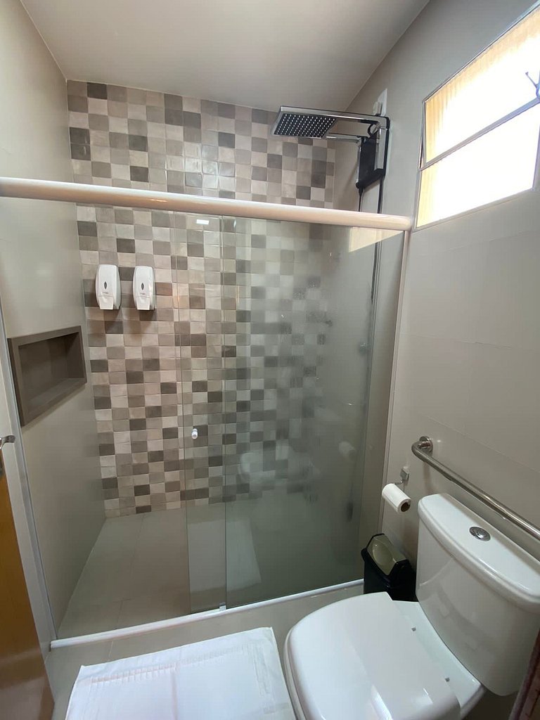 Casa com 2/4 Semi-Suítes e Acesso à Piscina