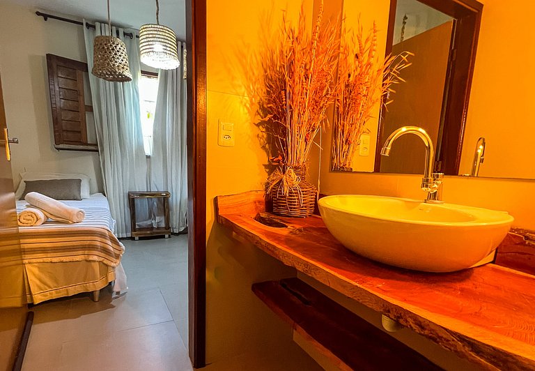 Casa com 2/4 Semi-Suítes e Acesso à Piscina
