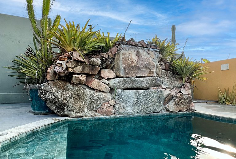 Casa com 2/4 Semi-Suítes e Acesso à Piscina