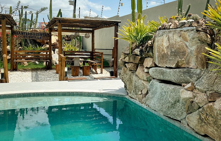Casa com 2/4 Semi-Suítes e Acesso à Piscina