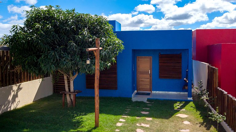 Casa com 2/4 Semi-Suítes e Acesso à Piscina
